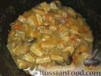 Фото приготовления рецепта: Спеццатино (рагу, гуляш) из свинины с грибами - шаг №6