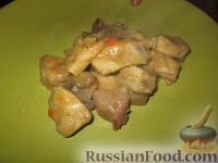 Фото приготовления рецепта: Спеццатино (рагу, гуляш) из свинины с грибами - шаг №7