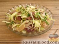 Фото к рецепту: Салат из капусты с говядиной и маринованными грибами