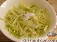 Фото приготовления рецепта: Салат из капусты с говядиной и маринованными грибами - шаг №2
