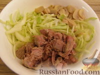 Фото приготовления рецепта: Салат из капусты с говядиной и маринованными грибами - шаг №5