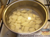 Фото приготовления рецепта: Густой гороховый суп с копченой колбасой - шаг №7