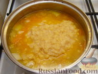 Фото приготовления рецепта: Густой гороховый суп с копченой колбасой - шаг №9