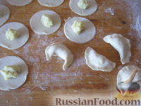 Фото приготовления рецепта: Домашние вареники с картошкой - шаг №8