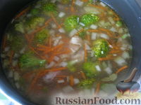 Фото приготовления рецепта: Суп куриный с брокколи в мультиварке - шаг №8