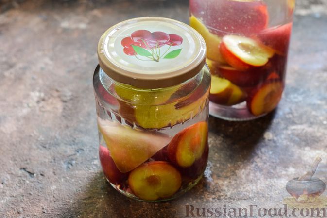 Полезный рецепт: персиковый компот на зиму с красными сливами и садовыми ягодами