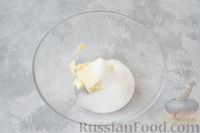 Фото приготовления рецепта: Заливной пирог-перевёртыш с персиками - шаг №7