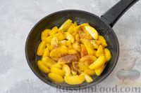 Фото приготовления рецепта: Заливной пирог-перевёртыш с персиками - шаг №4