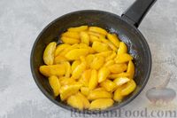 Фото приготовления рецепта: Заливной пирог-перевёртыш с персиками - шаг №5