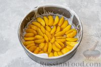 Фото приготовления рецепта: Заливной пирог-перевёртыш с персиками - шаг №6