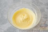 Фото приготовления рецепта: Заливной пирог-перевёртыш с персиками - шаг №10