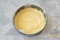Фото приготовления рецепта: Заливной пирог-перевёртыш с персиками - шаг №11