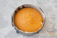 Фото приготовления рецепта: Заливной пирог-перевёртыш с персиками - шаг №12