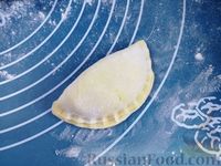 Фото приготовления рецепта: Вареники с брокколи и сыром фета - шаг №13