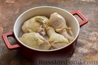 Фото приготовления рецепта: Курица, запечённая с ежевичным соусом - шаг №11
