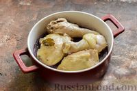Фото приготовления рецепта: Курица, запечённая с ежевичным соусом - шаг №13