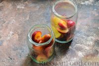 Фото приготовления рецепта: Компот из персиков и слив (на зиму) - шаг №5