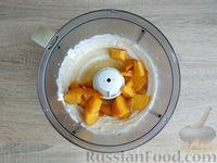 Фото приготовления рецепта: Творожный мусс с персиками - шаг №9