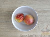 Фото приготовления рецепта: Сырники с персиками и манной крупой - шаг №6