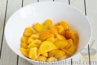 Фото приготовления рецепта: Компот из персиков с дыней и мятой (на зиму) - шаг №3