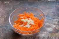 Фото приготовления рецепта: Салат из баклажанов, моркови и лука (на зиму) - шаг №3