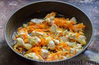 Фото приготовления рецепта: Индейка, тушенная с баклажанами, кабачками и помидорами (на сковороде) - шаг №4