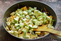 Фото приготовления рецепта: Индейка, тушенная с баклажанами, кабачками и помидорами (на сковороде) - шаг №9