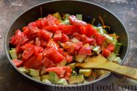 Фото приготовления рецепта: Индейка, тушенная с баклажанами, кабачками и помидорами (на сковороде) - шаг №10
