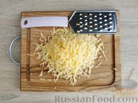 Фото приготовления рецепта: Запеканка из баклажанов с болгарским перцем, под томатно-яичной заливкой с сыром - шаг №7