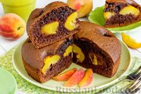 Фото к рецепту: Шоколадный пирог с персиками