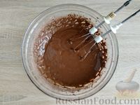 Фото приготовления рецепта: Шоколадный пирог с персиками - шаг №6