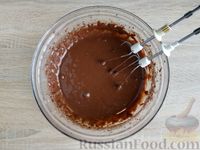 Фото приготовления рецепта: Шоколадный пирог с персиками - шаг №8