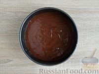Фото приготовления рецепта: Шоколадный пирог с персиками - шаг №10
