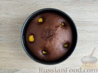 Фото приготовления рецепта: Шоколадный пирог с персиками - шаг №12