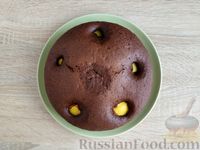 Фото приготовления рецепта: Шоколадный пирог с персиками - шаг №13