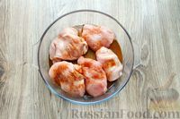 Фото приготовления рецепта: Куриные бёдрышки, запечённые с баклажанами и сладким перцем, в рукаве - шаг №2