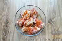 Фото приготовления рецепта: Курица, тушенная с абрикосами в томатно-винном соусе - шаг №2