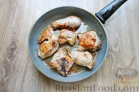 Фото приготовления рецепта: Курица, тушенная с абрикосами в томатно-винном соусе - шаг №3