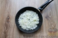 Фото приготовления рецепта: Квашеная капуста, тушенная с грибами и фасолью - шаг №6