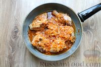 Фото приготовления рецепта: Курица, тушенная с абрикосами в томатно-винном соусе - шаг №10