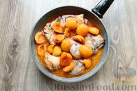 Фото приготовления рецепта: Курица, тушенная с абрикосами в томатно-винном соусе - шаг №14