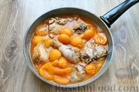 Фото приготовления рецепта: Курица, тушенная с абрикосами в томатно-винном соусе - шаг №15