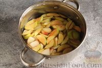 Фото приготовления рецепта: Персиковый компот с яблоками (на зиму) - шаг №7