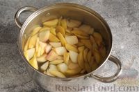 Фото приготовления рецепта: Персиковый компот с яблоками (на зиму) - шаг №8