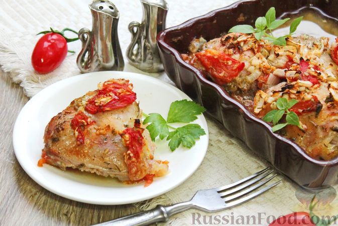 рецепт куриные бедра в духовке с помидорами и сыром | Дзен