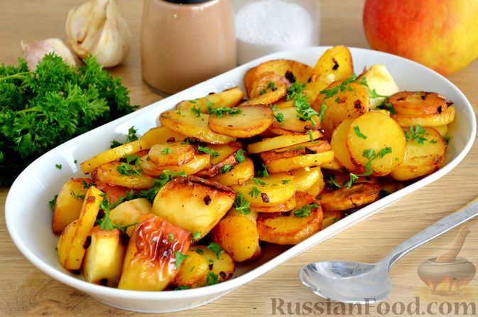 Жареная картошка с луком, чесноком и салом на сковороде