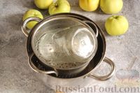 Фото приготовления рецепта: Яблоки в собственном соку (на зиму) - шаг №4