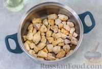 Фото приготовления рецепта: Куриный суп с рисовой лапшой, консервированным горошком и соевым соусом - шаг №4