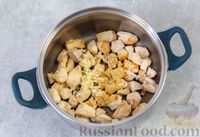 Фото приготовления рецепта: Куриный суп с рисовой лапшой, консервированным горошком и соевым соусом - шаг №5