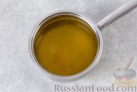 Фото приготовления рецепта: Куриный суп с рисовой лапшой, консервированным горошком и соевым соусом - шаг №6